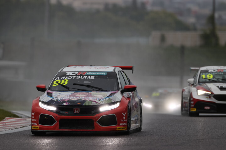 スタートでトップに立った猪爪杏奈（羽衣6 DOME RACING）