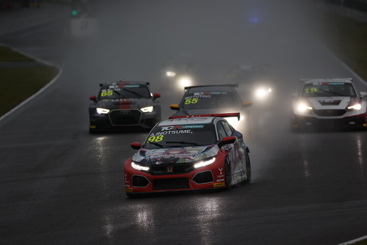 雨の中、決勝がスタートした