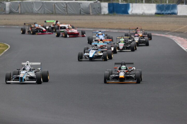 スタート直後の1～2コーナー