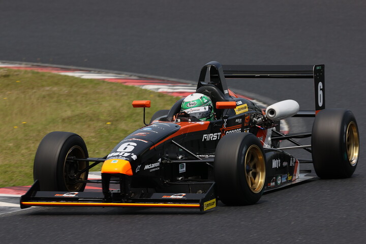 第4戦、第5戦ともポールポジションは佐々木孝太（ファーストガレージ&ISP）