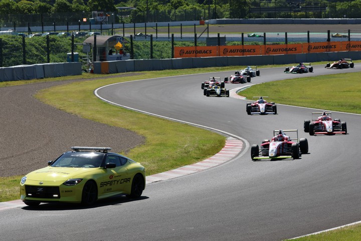レースは途中セーフティーカーが導入された