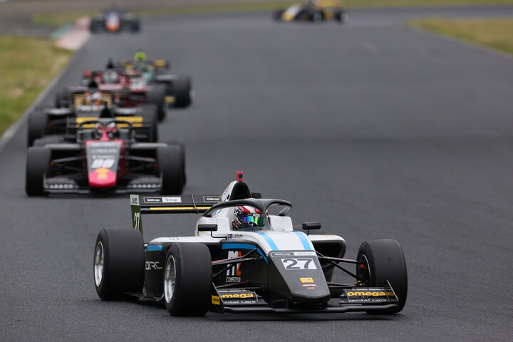 決勝のオープニングラップ