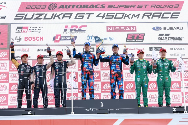 GT300クラスの表彰式