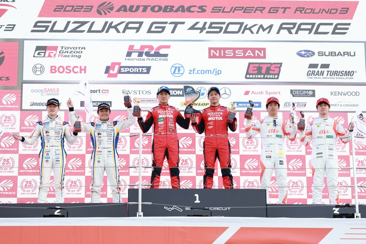 GT500クラスの表彰式