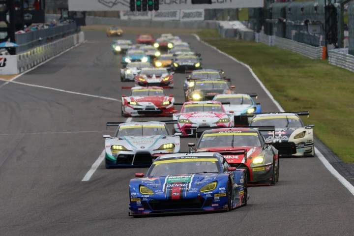 GT300クラスのスタートシーン