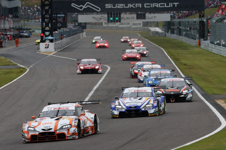 GT500クラスのスタートシーン