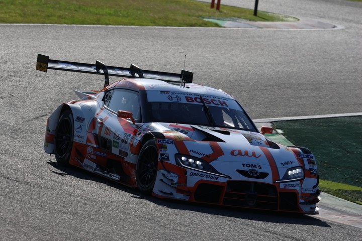 GT500クラスポールポジションはau TOM'S GR Supra（坪井翔／宮田莉朋）