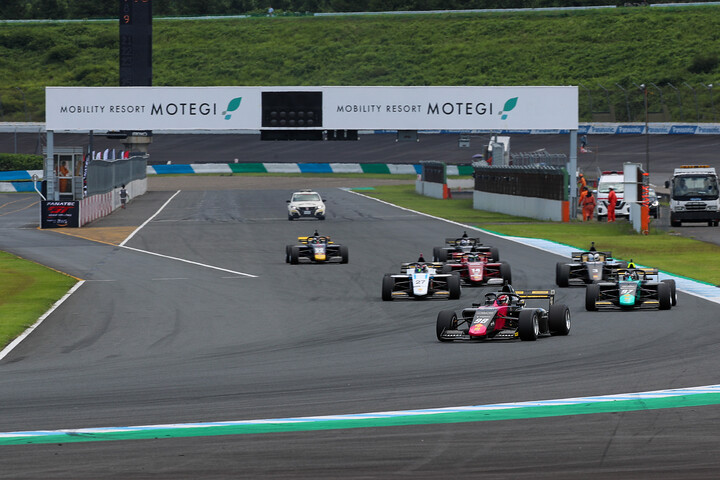 レースがスタートした