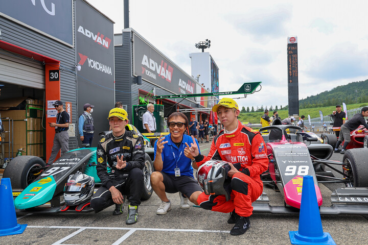 髙木真一監督を囲む優勝した小川颯太と3位に入った奥住慈英