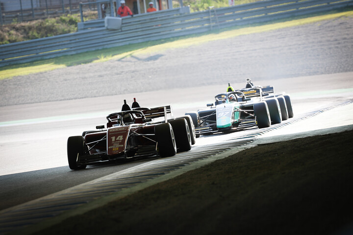 5台でのトップ争い