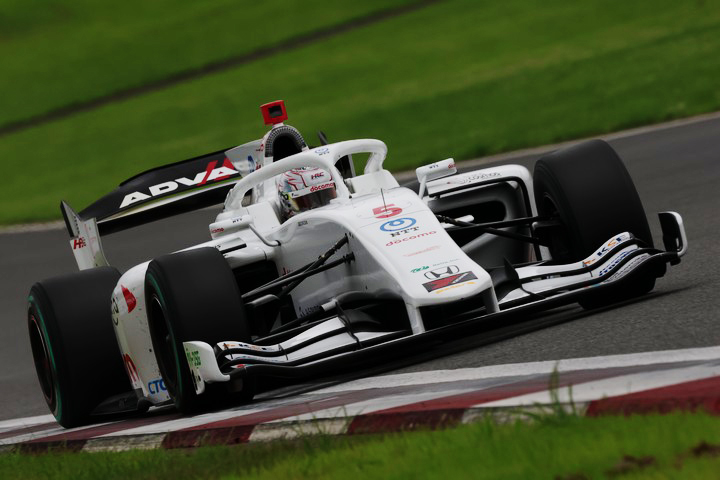 ポールポジションは牧野任祐（DOCOMO DANDELION M5S SF23）