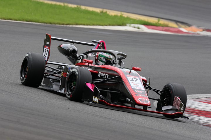 ポールポジションはエンツォ・トゥルーリ（モビリティ中京TOM'S 320）