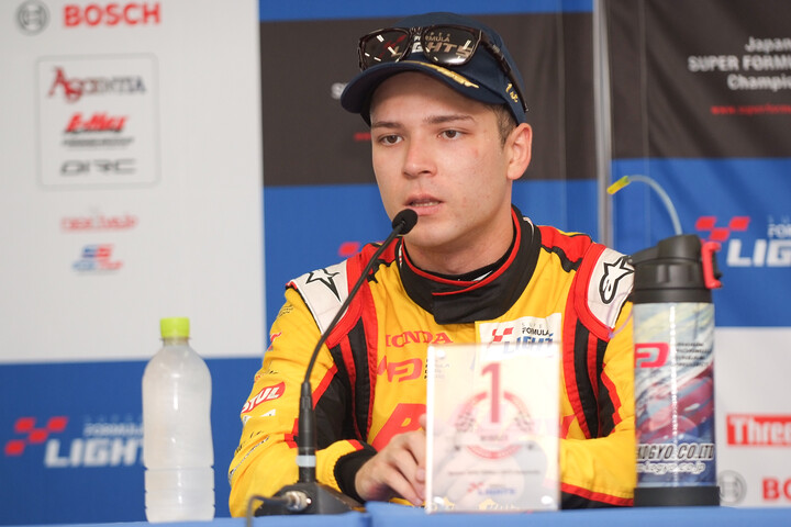 決勝記者会見：優勝した木村偉織（B-MAX RACING TEAM）