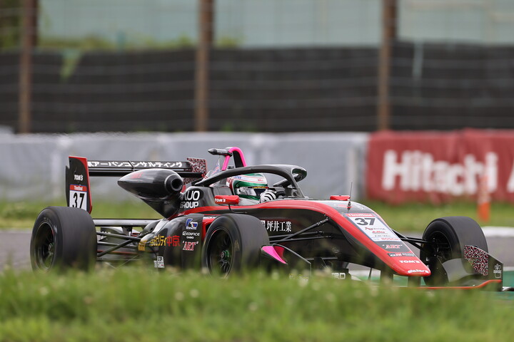 予選4位はエンツォ・トゥルーリ（モビリティ中京TOM'S 320）