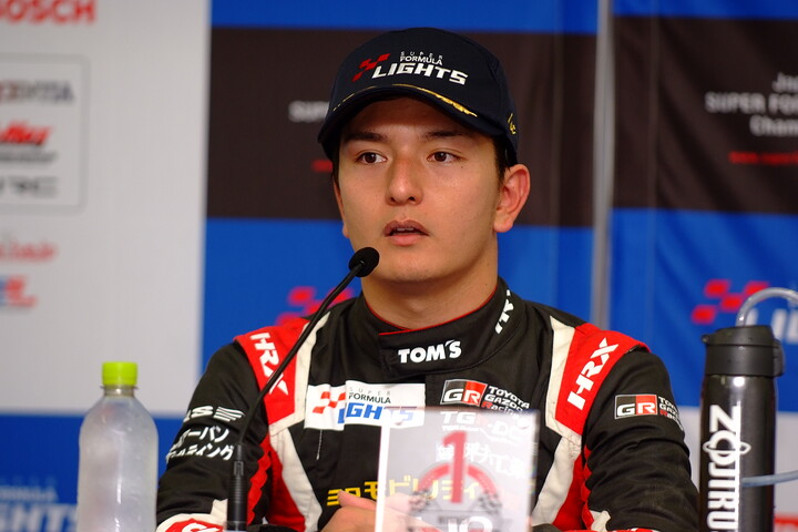 決勝記者会見：優勝した平良響（TOM'S）