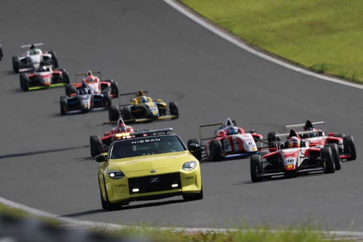 レースは途中セーフティーカーが導入された