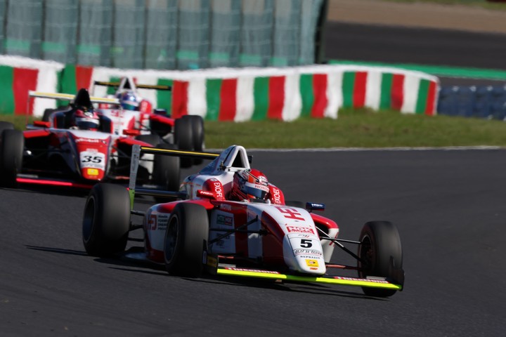 3台でのトップ争い