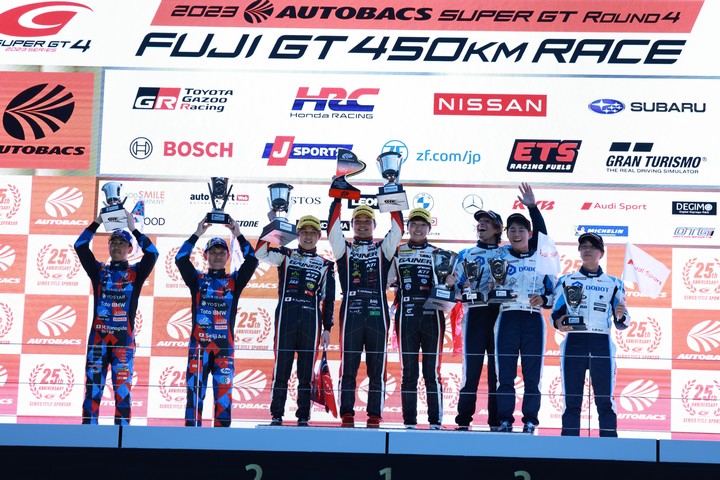 GT300クラスの表彰式