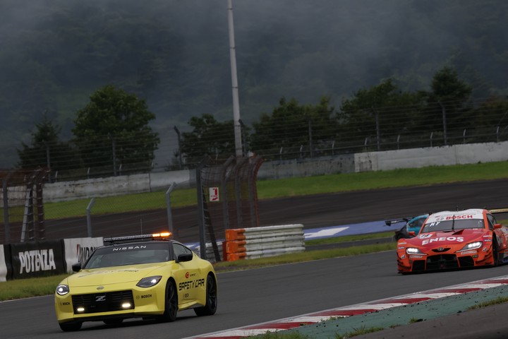 レースは途中セーフティーカーが導入された