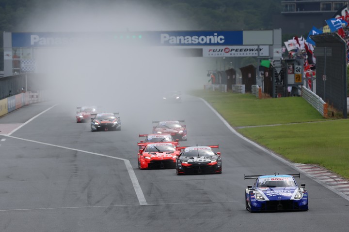 GT500クラスのスタートシーン