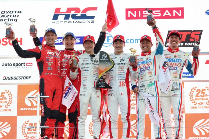 GT500クラスの表彰式