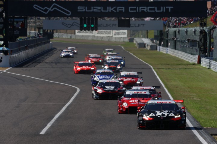 GT500クラスのスタートシーン