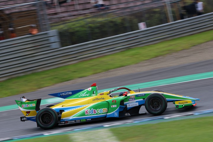 フリー走行1回目：3位は小林可夢偉（Kids com KCMG Cayman SF23）