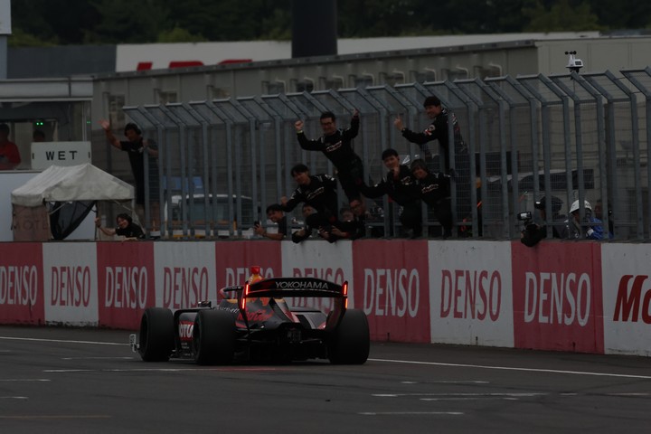 トップでゴールする野尻智紀（Red Bull MOTUL MUGEN SF23）