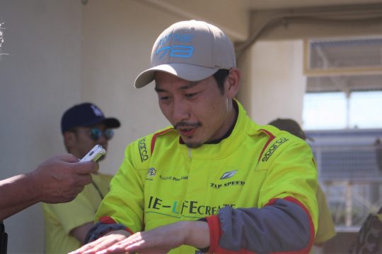 リタイアとなった小田部憲幸(いえらいふZAP 10V ED)