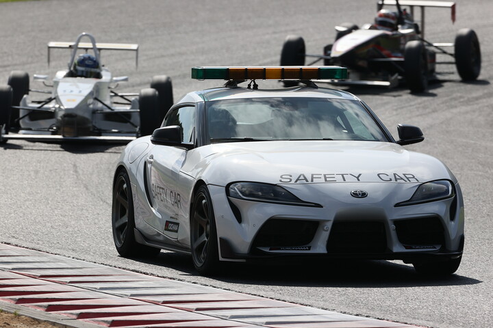 レースは途中セーフティーカーが導入される