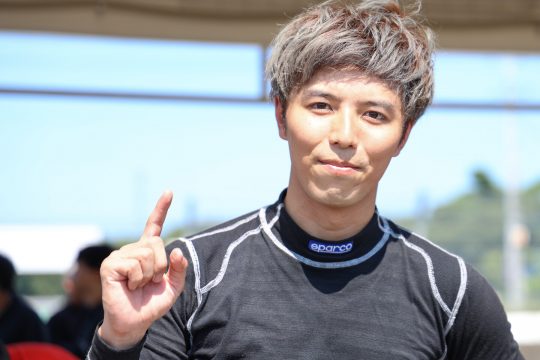 ポールポジションの小村明生(FガレージENABLING)