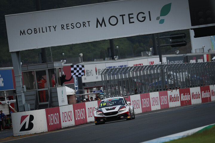 トップでゴールする末廣武士（バースレーシングプロジェクト【BRP】）