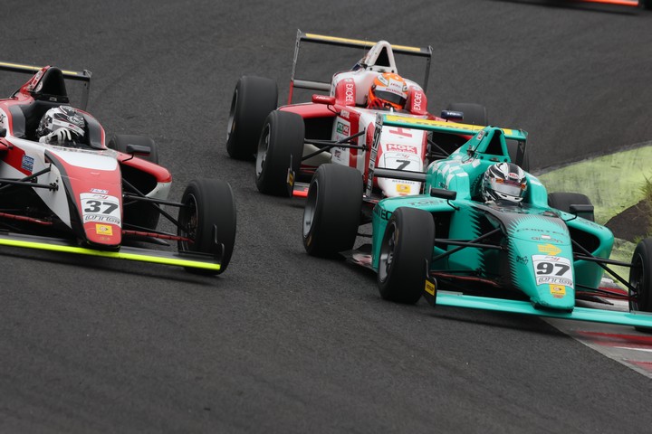 佐野雄城（#37）、森山冬星（#7）、奥住慈英（#97）の3位争い