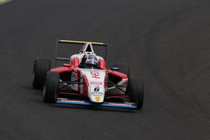 優勝して手を振る野村勇斗（HFDP RACING TEAM）