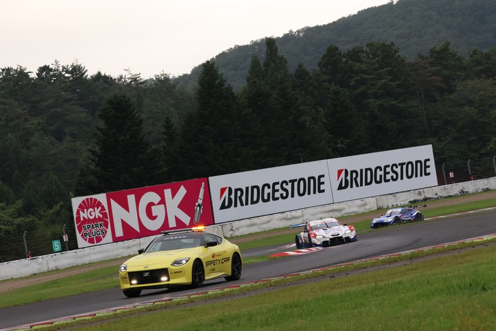 レースはセーフティーカーが導入された