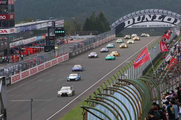 GT300クラスのスタートシーン