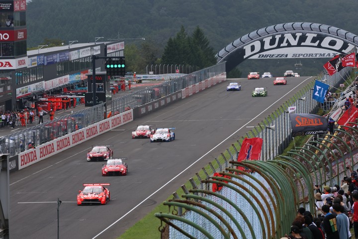 GT500クラスのスタートシーン