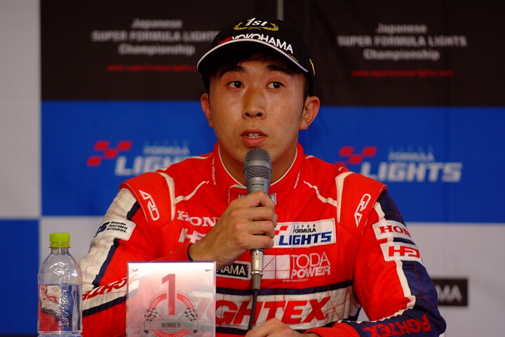 決勝記者会見：優勝した小出峻（TODA RACING）
