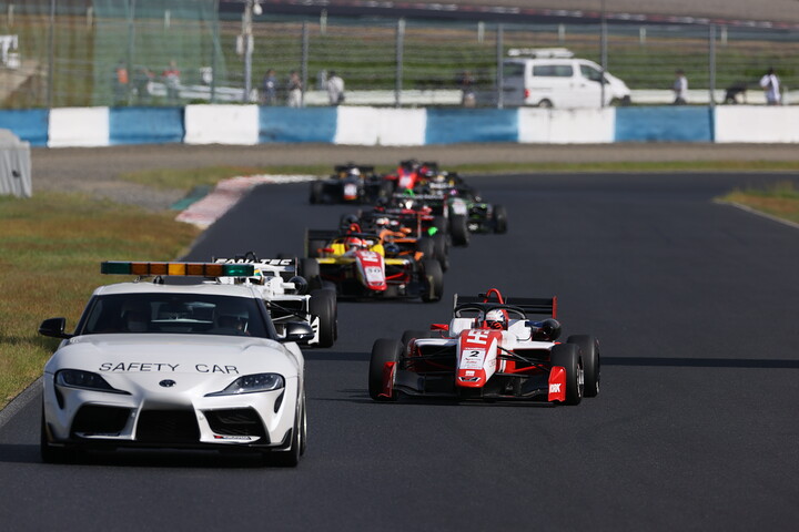 レースは序盤からセーフティーカーが導入された