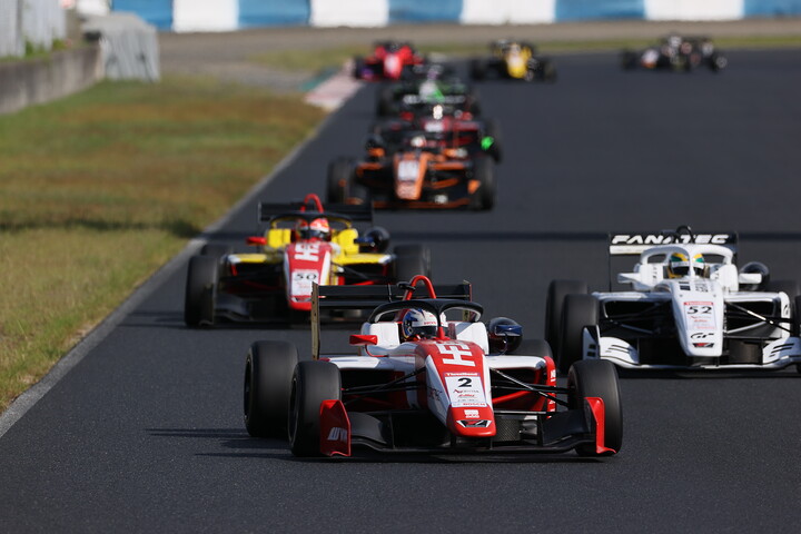 スタート直後、レッドマンに向かうトップグループ