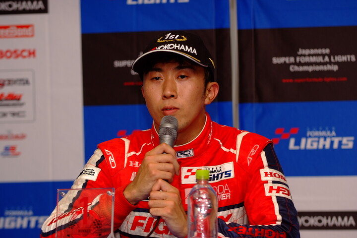 決勝記者会見：優勝した小出峻（TODA RACING）