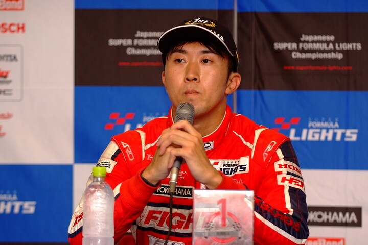 決勝記者会見：優勝した小出峻（TODA RACING）