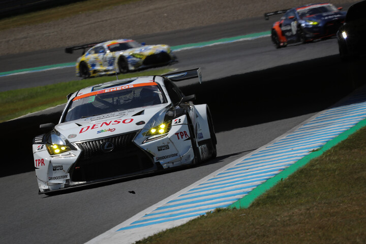 総合優勝のDENSO LEXUS RC F GT3（永井宏明／小高一斗／嵯峨宏紀）