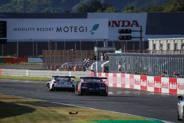 トップでゴールするDENSO LEXUS RC F GT3（apr）
