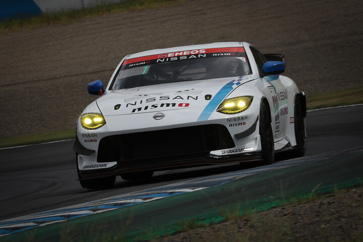 ST-QクラスポールポジションはNissan Z Racing Concept（平手晃平／佐々木大樹／高星明誠）