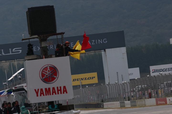 奥本隼士のクラッシュでレースは赤旗終了となった