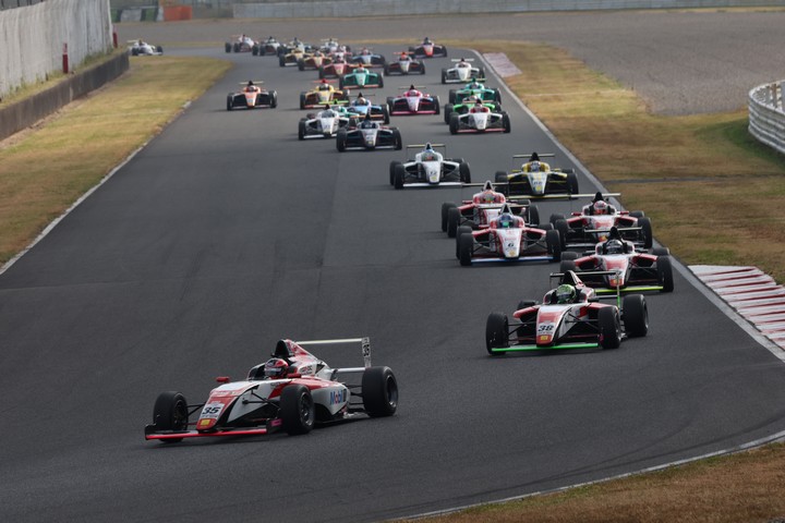 レースがスタートした