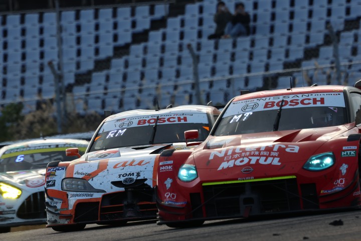 宮田莉朋（au TOM'S GR Supra）と高星明誠（Niterra MOTUL Z）の2位争い