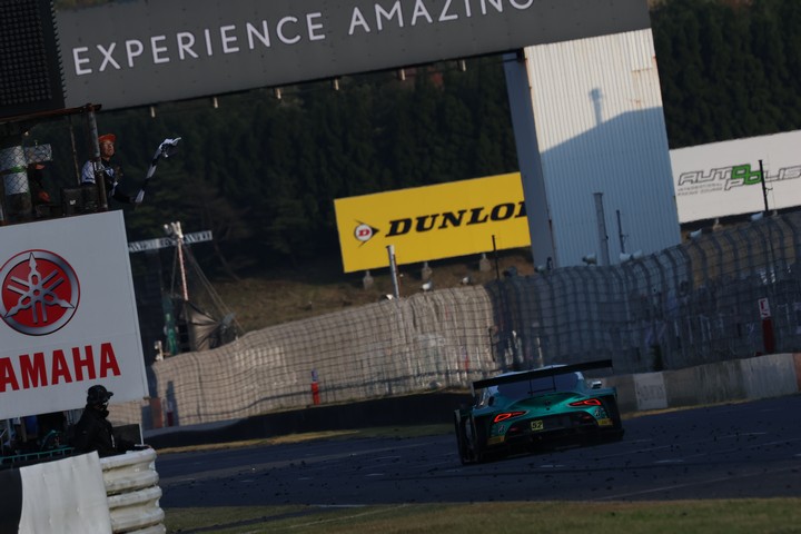 GT300クラストップでゴールする吉田広樹（埼玉トヨペットGB GR Supra GT）