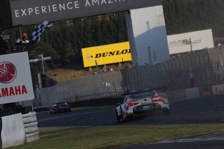 GT500クラストップでゴールする宮田莉朋（au TOM'S GR Supra）
